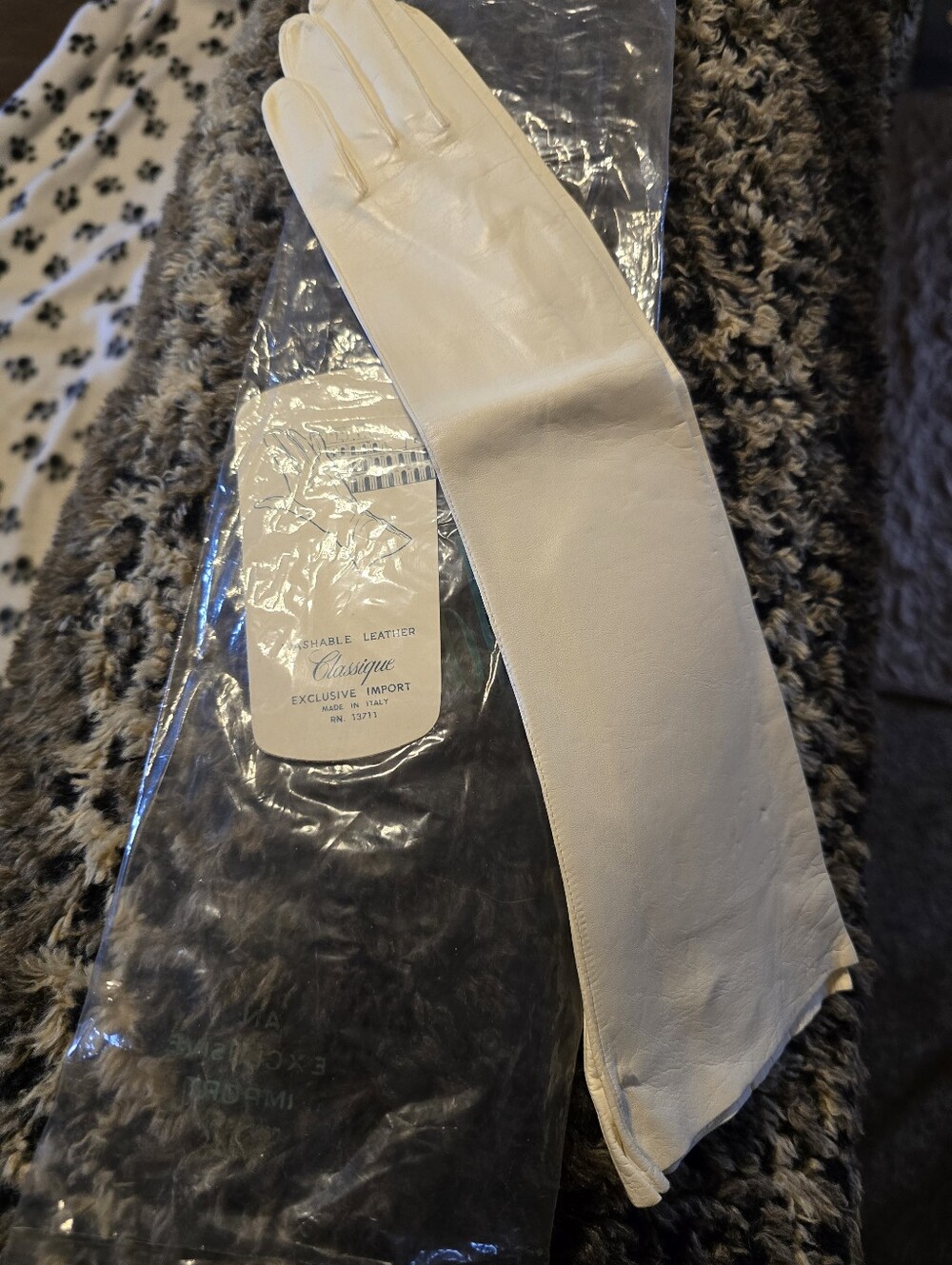 Vintage White Leather Gloves - Picture 2 of 5